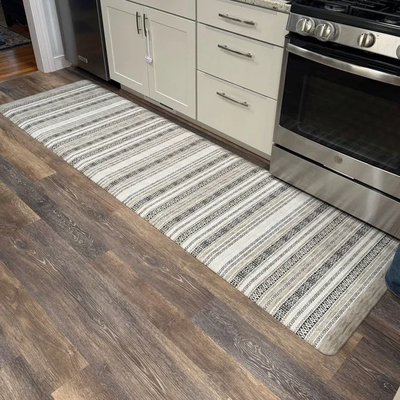 House of noa, Nama Standing Mat- Paloma: Taupe and White, 30” x 108” - Picture 5 of 7